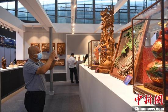 2021粤港澳大湾区工艺美术博览会吸引参观者